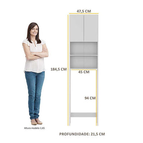 Imagem mostrando as dimensões do Armário de Banheiro para Vaso Sanitário com 2 portas em comparação a uma pessoa de 1,65 metros de altura. 184,5 centímetros de altura total; 47,5 centímetros de largura total; 45 centímetros de largura entre o espaço do vaso sanitário; 94 centímetros de altura no espaço do vaso sanitário; 21,5 centímetros de profundidade.