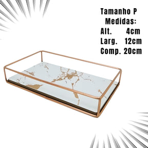 Imagem da Bandeja Decorativa Branca Pequena e suas medidas: 4 centímetros de Altura; 12 centímetros de Largura e 20 centímetros de comprimento.