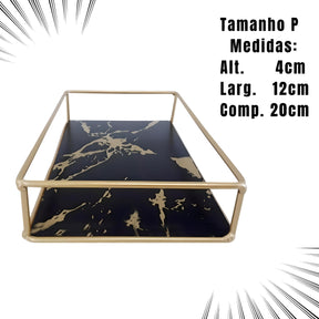 Imagem da Bandeja Decorativa Preta Pequena e suas medidas: 4 centímetros de Altura; 12 centímetros de Largura e 20 centímetros de comprimento.