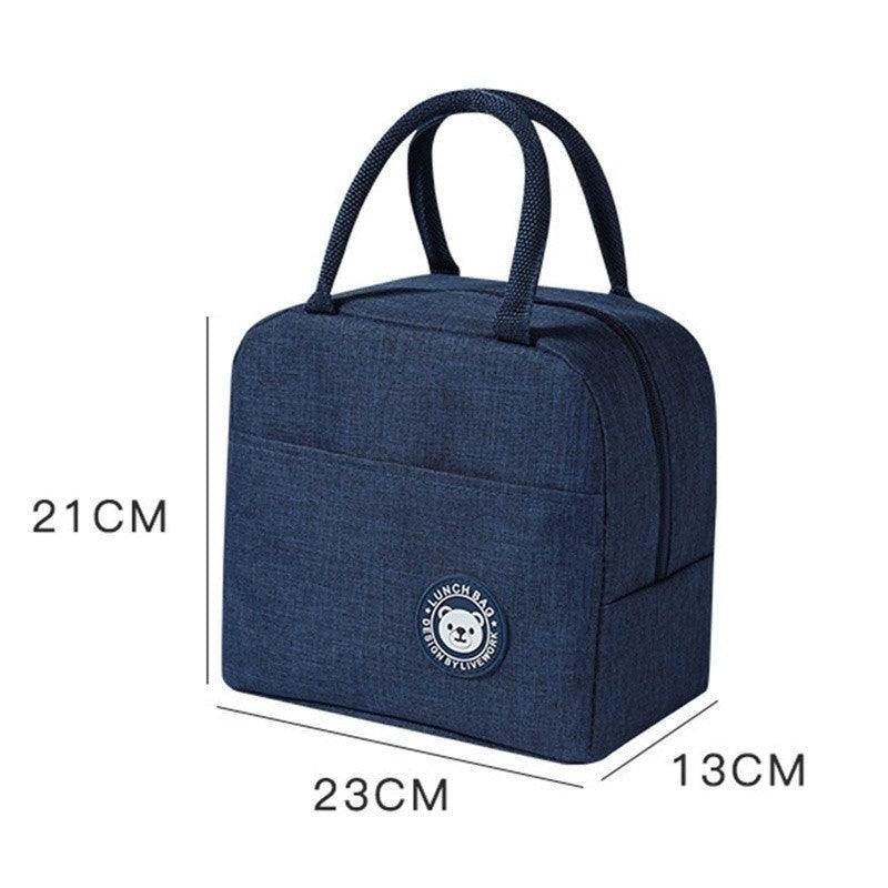 Bolsa térmica portátil de cor azul com alça azul. As dimensões da bolsa são 21 centímetros de altura, 23 centímetros de largura e 13 centímetros de espessura.