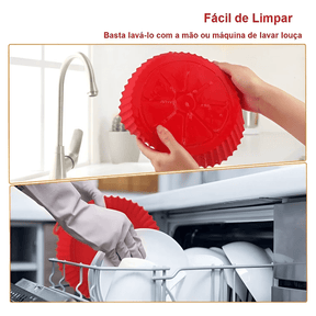 6 formas de silicone formato redondo para assar em forno, air fryer ou micro-ondas sendo lavado à mão ou máquina de lavar louça