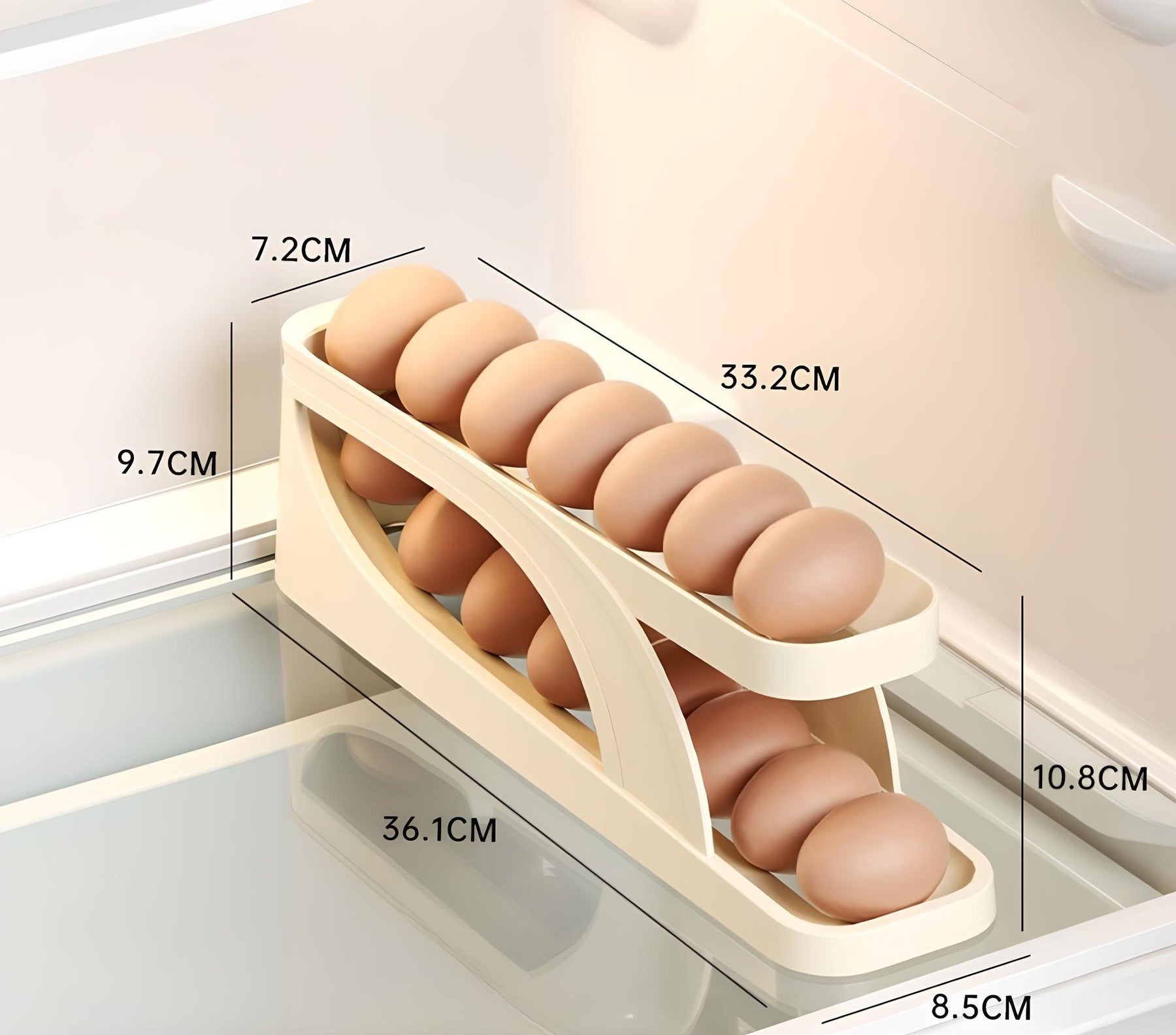 Imagem ambientada de um oraganizador de ovos em geladeira, mostrando as dimensões do produto: 10,8 centímetros de altura; 8,5 centímetros de largura; 36,1 centímetros de comprimento.