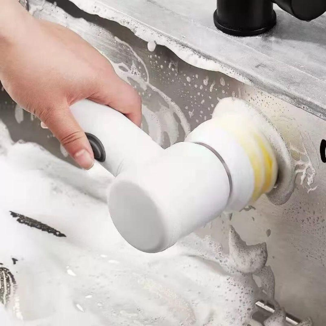 Escova elétrica de limpeza limpando a pia com auxílio de sabão