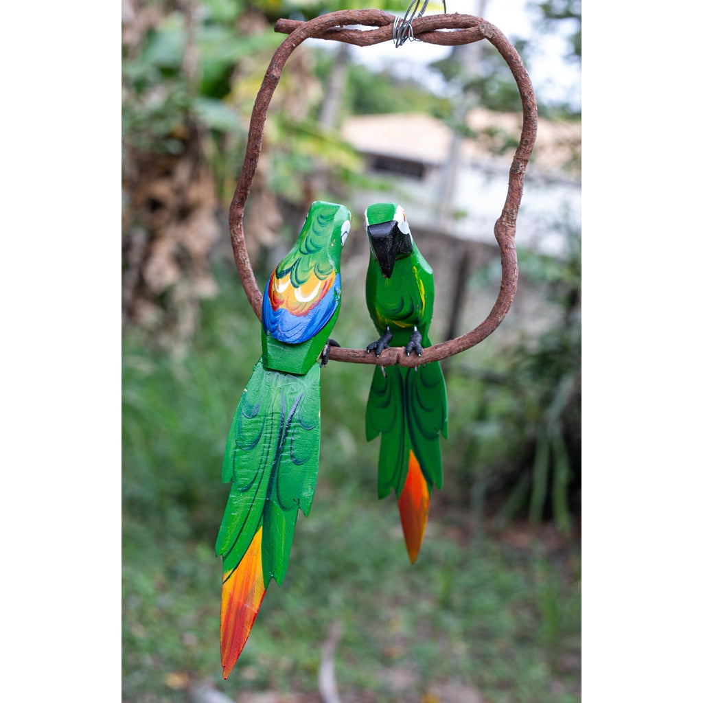 Imagem ambientada da Escultura Casal Arara de Madeira no Cipó.