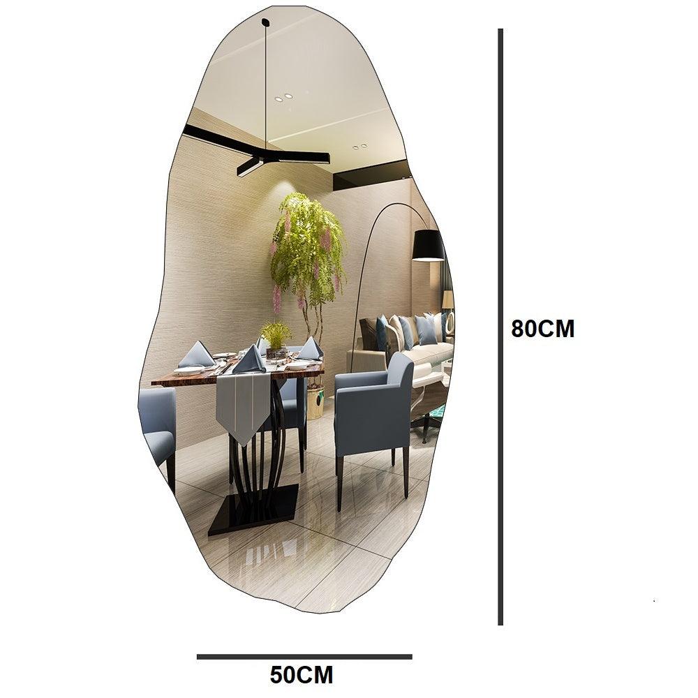 Espelho orgânico com dimensões de 80 centímetros de altura por 50 centímetros de largura