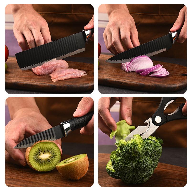 Chefe utilizando as facas do kit profissional de churrasco para cortar frango, cebola, kiwi e uma tesoura para cortar o brócolis