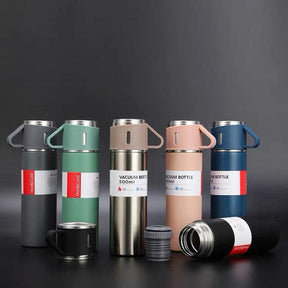 kit garrafa térmica de inox de 500 mililitros e três xícaras de cor azul, rosa, cinza, verde e prata