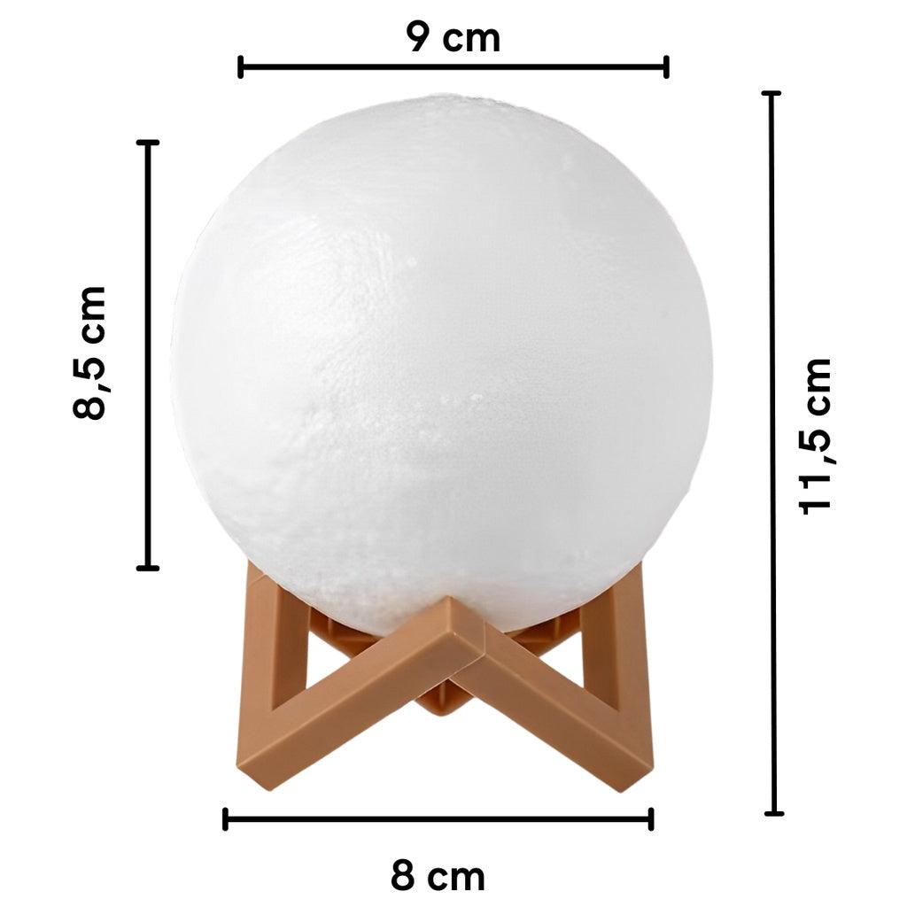 Dimensões da luminária abajur de alto relevo com design de lua. Ela possui 11,5 centímetros de altura incluindo o suporte, 9 centímetros de diâmetro