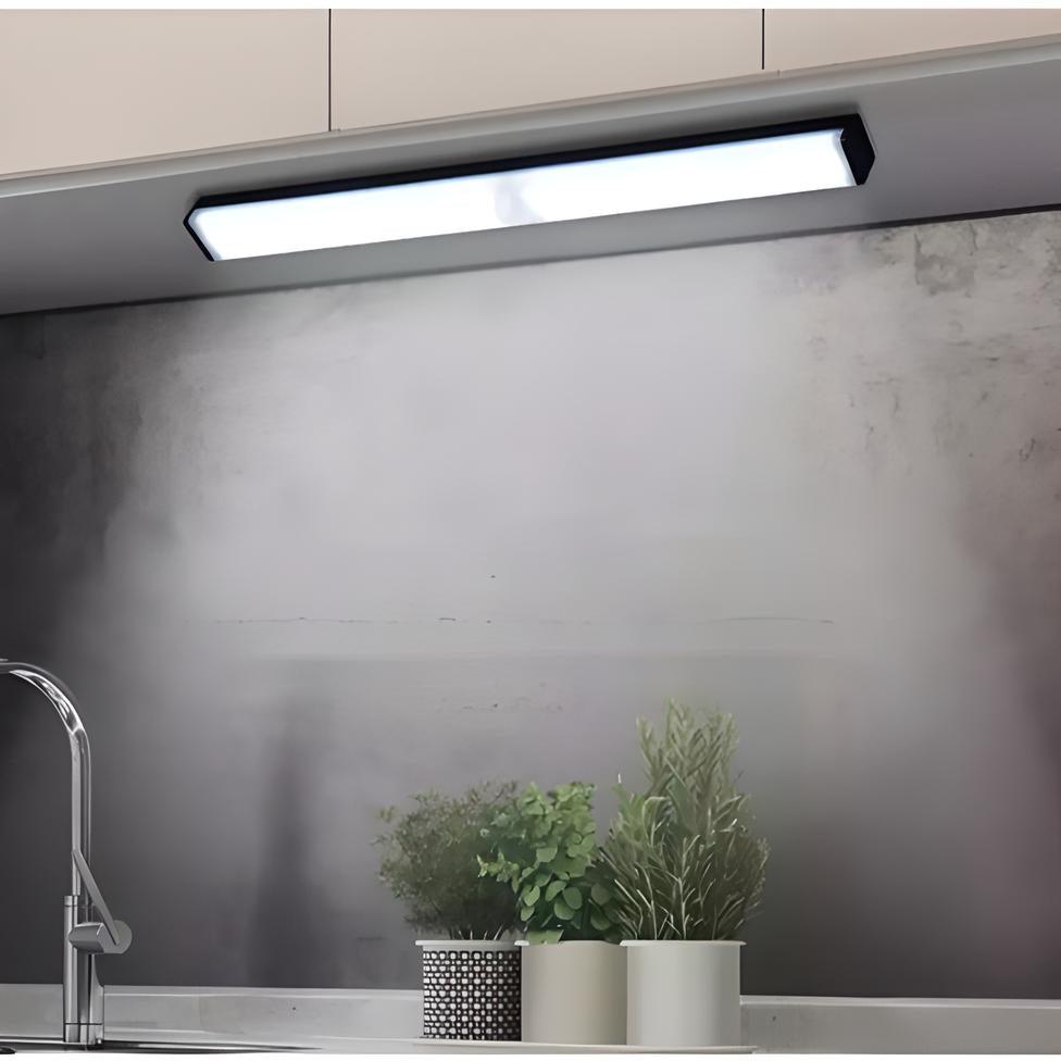 Luminária Portátil de LED com Sensor de Presença, com luz branca fria, ambientada em cozinha, presa ao armário.