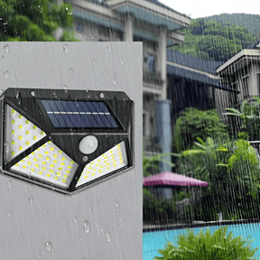 Lâmpada de LED com sensor e material à prova d'água funcionando perfeitamente mesmo debaixo de chuva