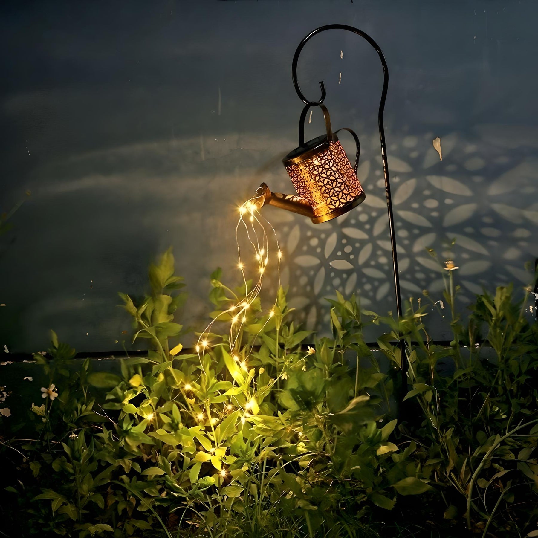 Imagem ambientada da Luminária Solar de Regador para Jardim.