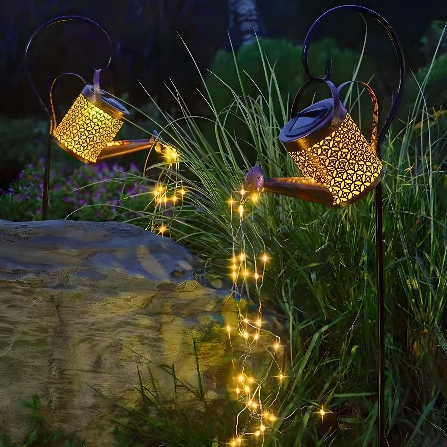 Imagem ambientada da Luminária Solar de Regador para Jardim.