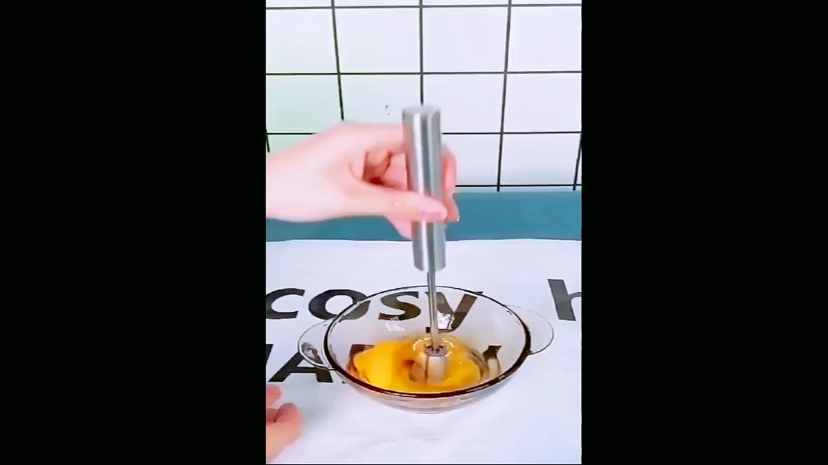 Demostração do funcionamento do batedor de clara de ovos de aço inox.