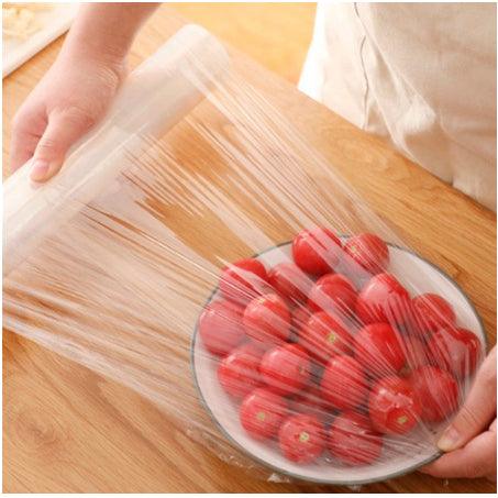 Plástico filme embalando um pote com tomates