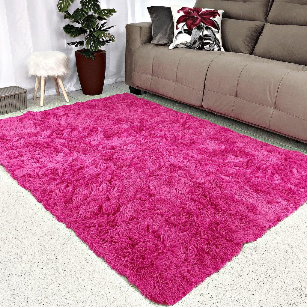 Tapete peludo pink em uma sala próximo ao sofá