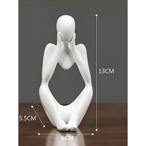 Imagem mostrando as dimensões do Trio de Estatuetas de Gesso. Estátua 1: 13 centímetros de altura; 6 centímetros de comprimento e 5,5 centímetros de largura.